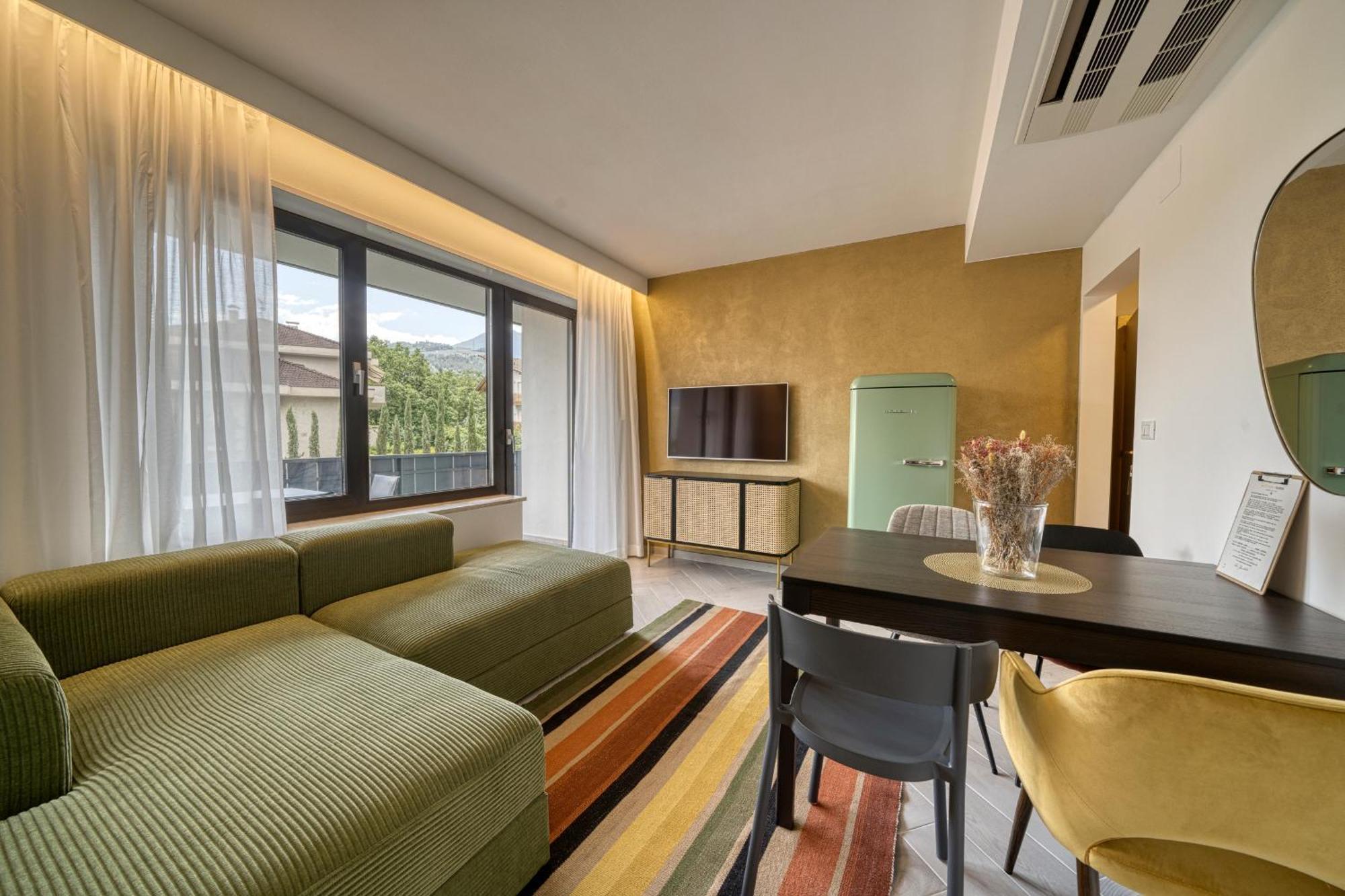 Goldfinger + Suites Лана Экстерьер фото